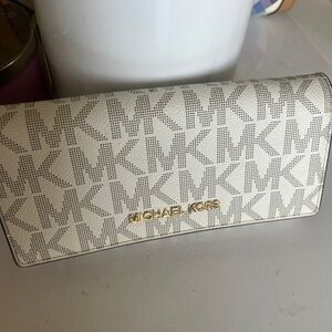 Michael Kors wallet. Very gently used and is in a very good condition.